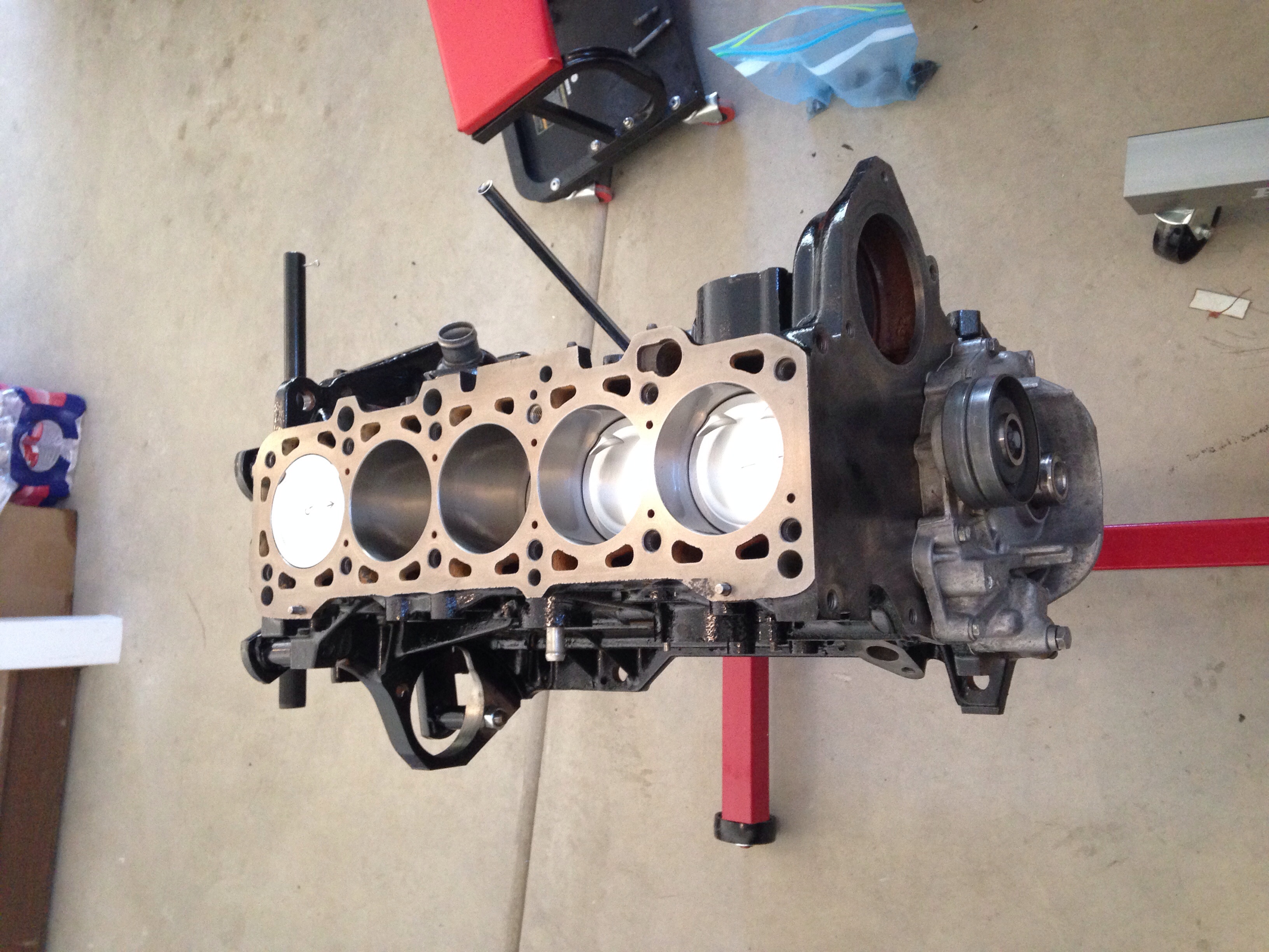 Rehoned and tanked block with new JE pistons