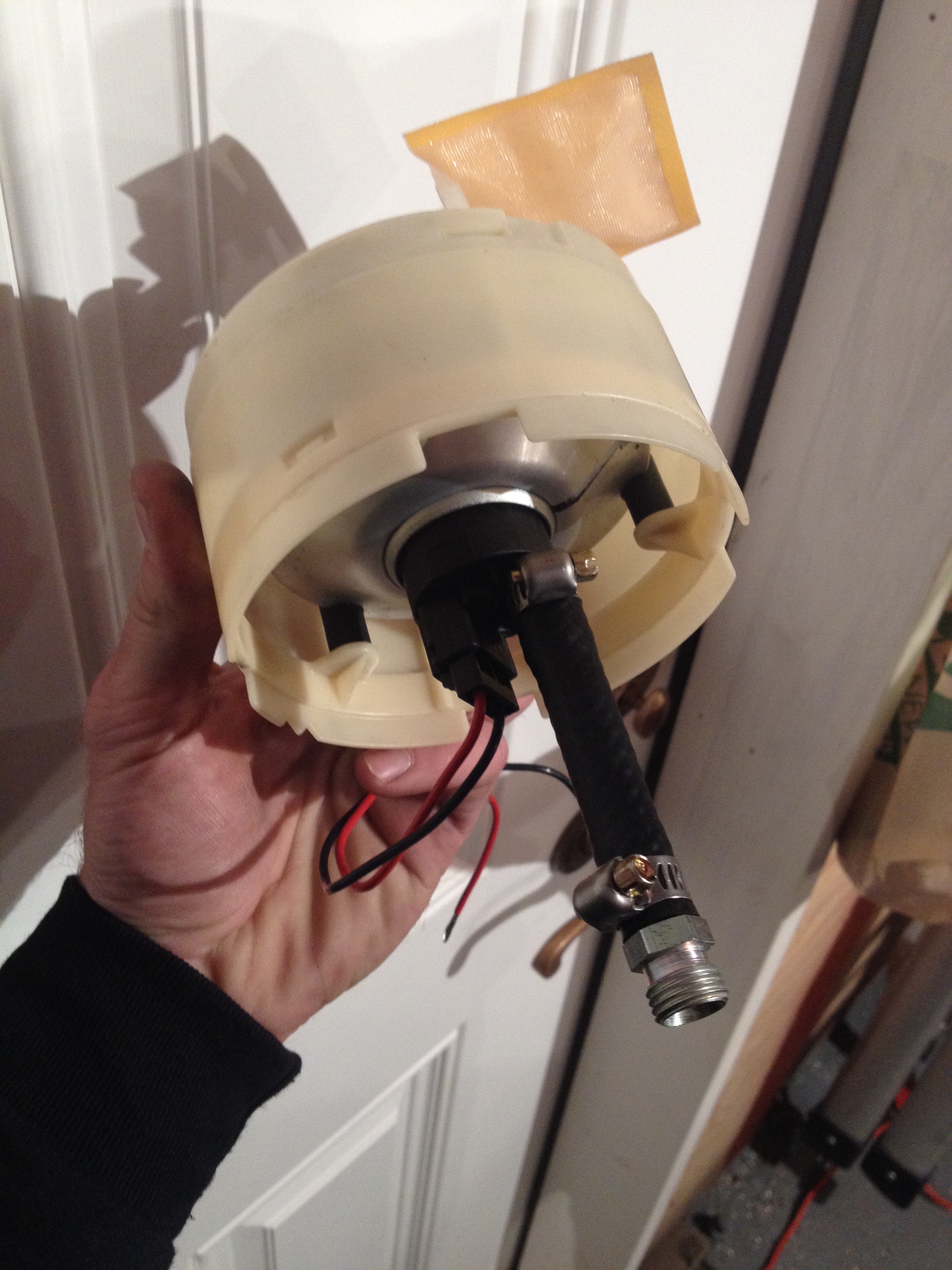 Sebastian's CQ91' fuel pump setup 2.jpg